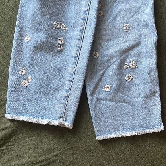 AVAILABLE- Abercrombie Mid rise skinny ankle jeans embroidered floral motif - Picture 3 of 5